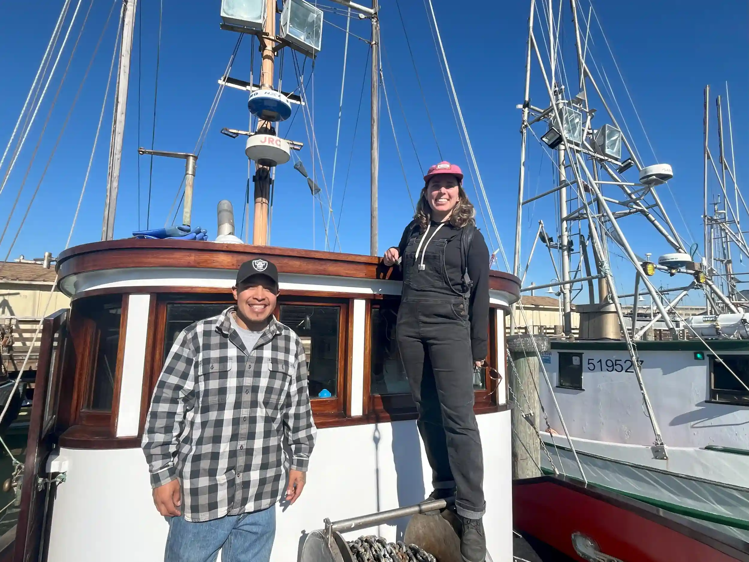 Melissa, empleada de California FarmLink, y Wilton Cruz sonríen a bordo de un barco