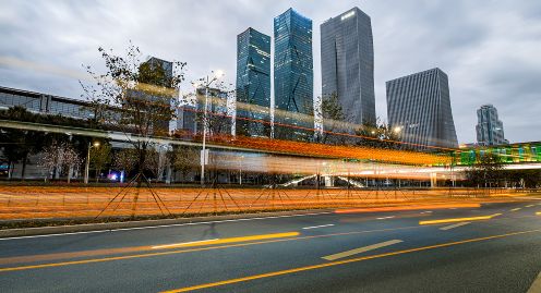 A blurry photo of a city street with a yellow line.