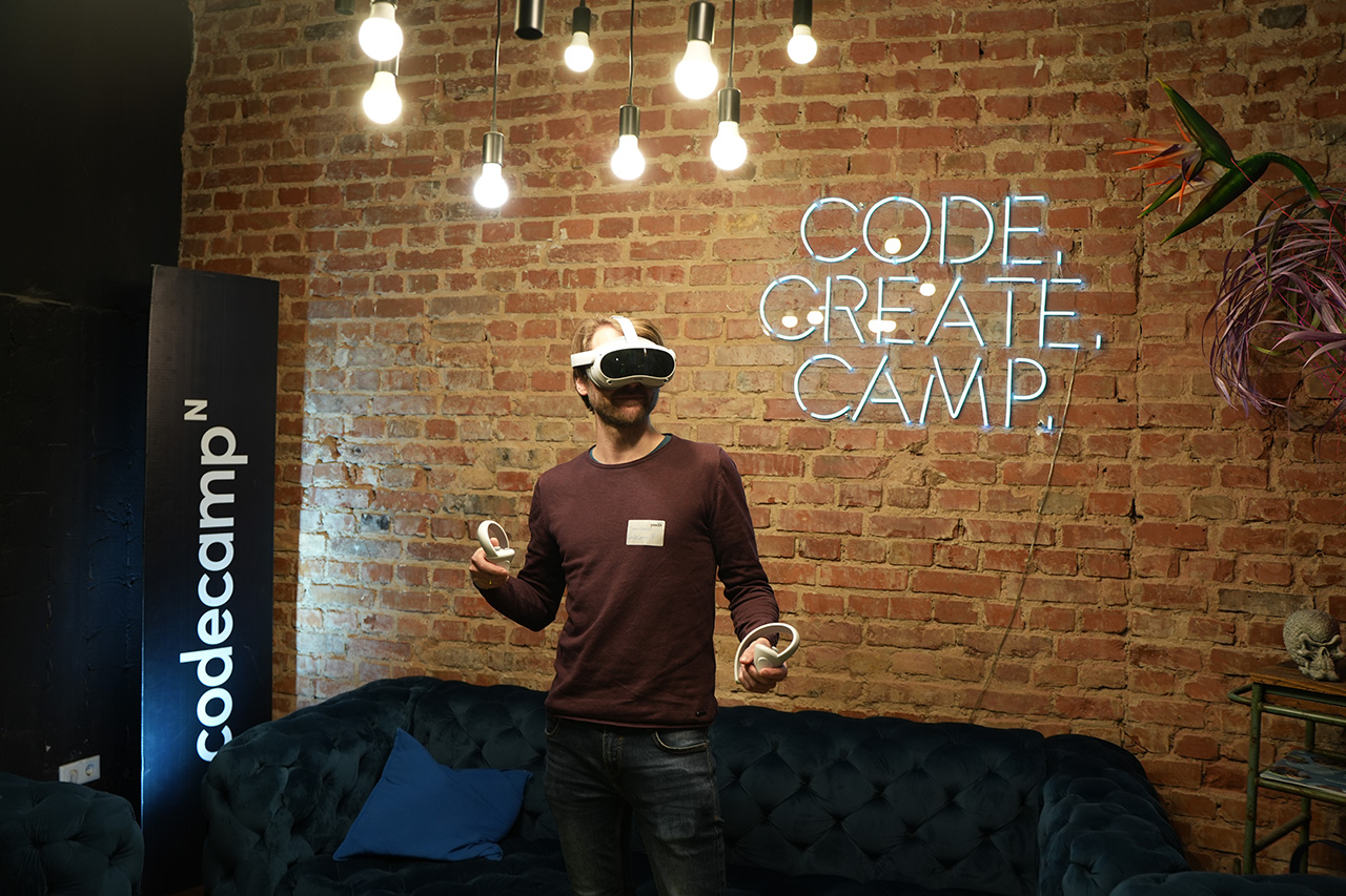 Eine Gruppe Mitarbeitender spaziert ausgerüstet mit Getränken und Sonnenbrillen an einem Sommertag einen Feldweg entlang. Die Sonne scheint und die Personen haben gute Laune.