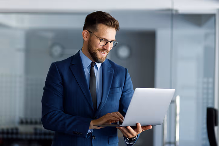 Pracownik obsługuje klientów dzięki systemowi dla leasingu LEO 4