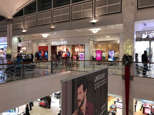 Attention-Grabbing Digital Signage Displays for Retail Stores