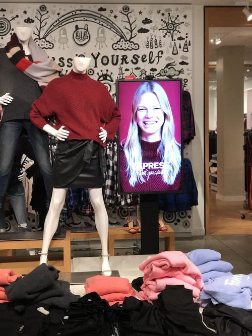 digital signage in a retail mall