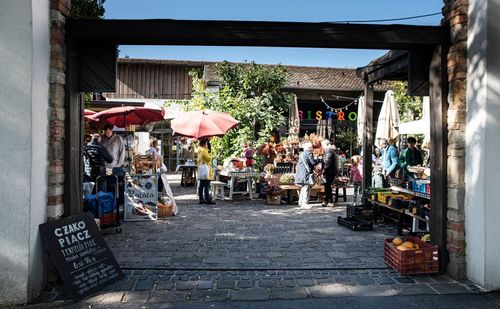 Nyárköszöntő termelői piac a Tabán legöregebb házának kertjében