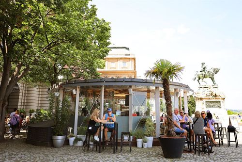 Koccintás, láblógatás, naplementében gyönyörködés