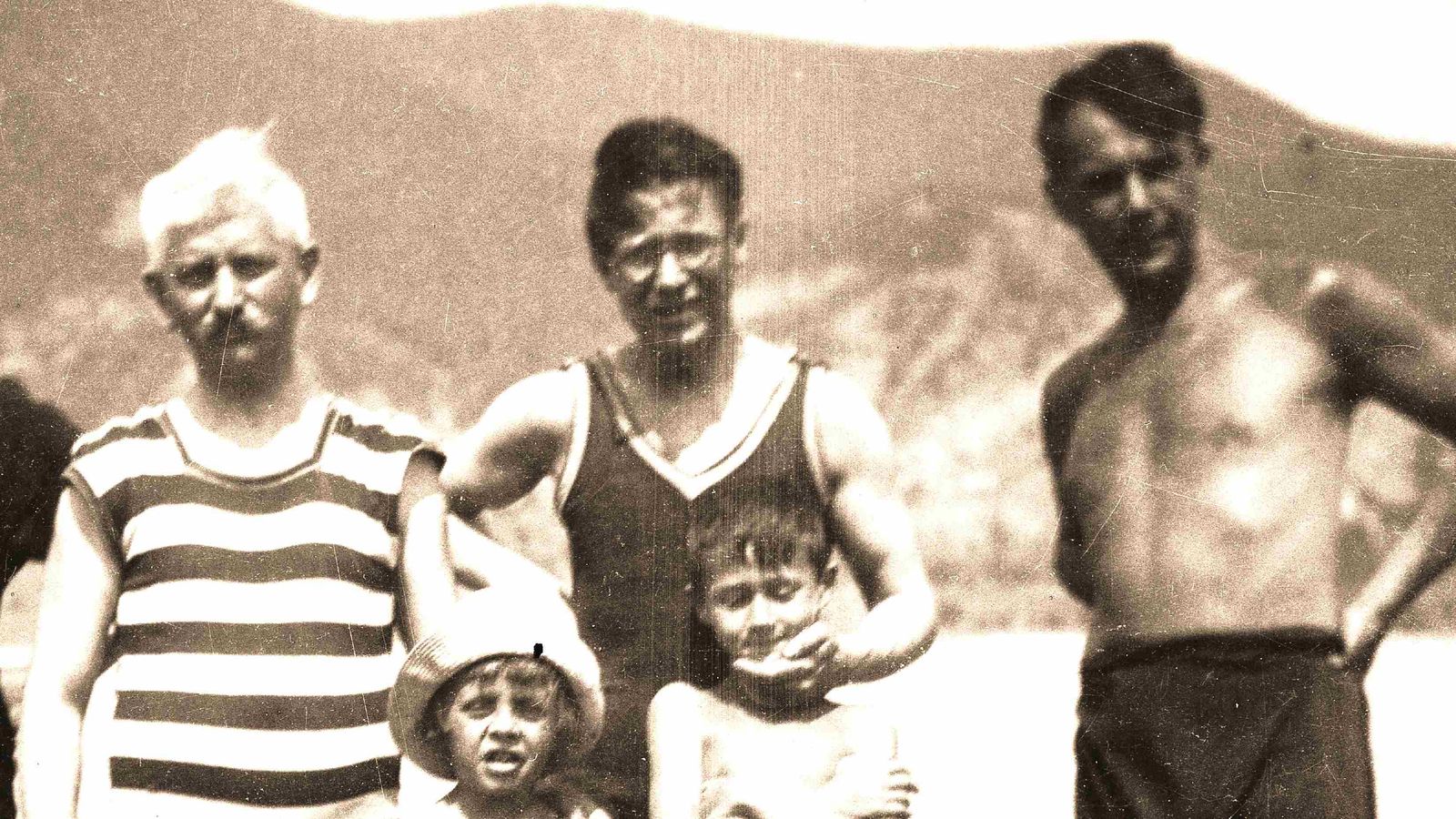 „Az erkély már hallgat árván, zeng a kertből édes ének..." – így írt Kosztolányi a kánikuláról
