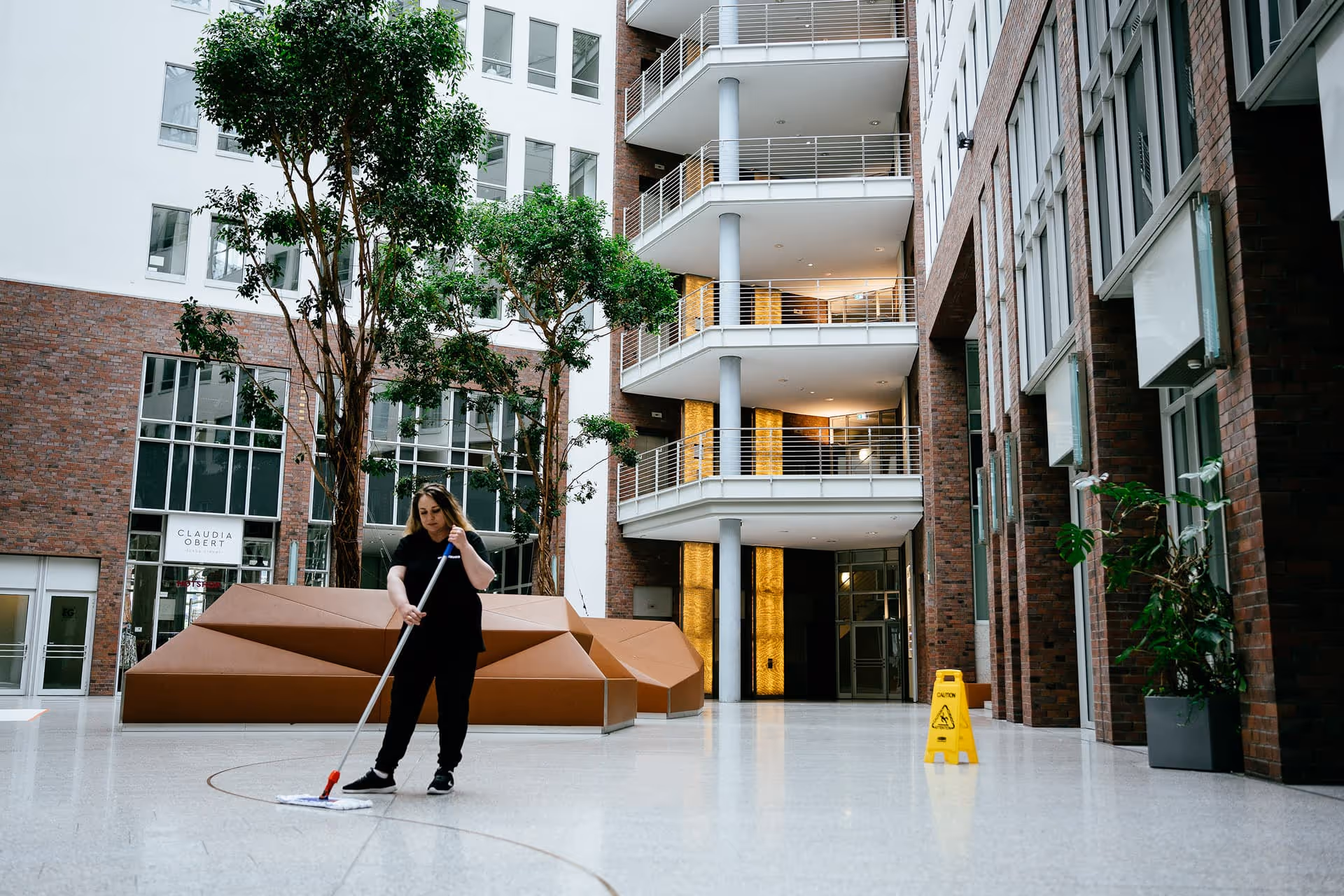 Spezialisierte Reinigungslösungen für die moderne Architektur der HafenCity Hamburg
