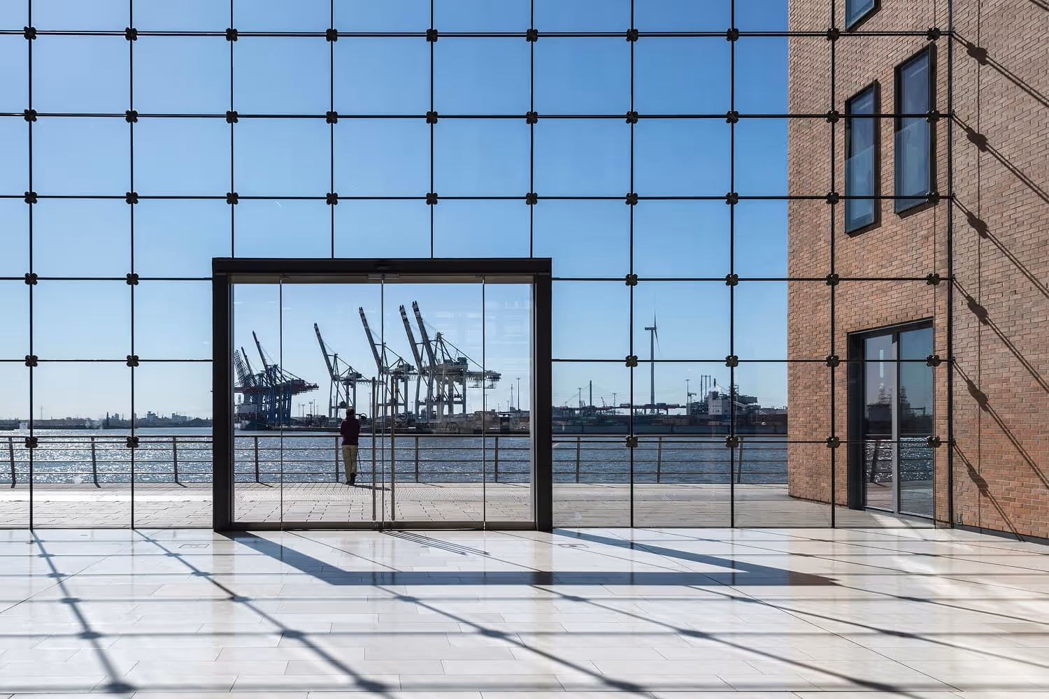 Moderne Glasfront eines Bürogebäudes in der HafenCity Hamburg – professionelle Büroreinigung sorgt für streifenfreien Glanz