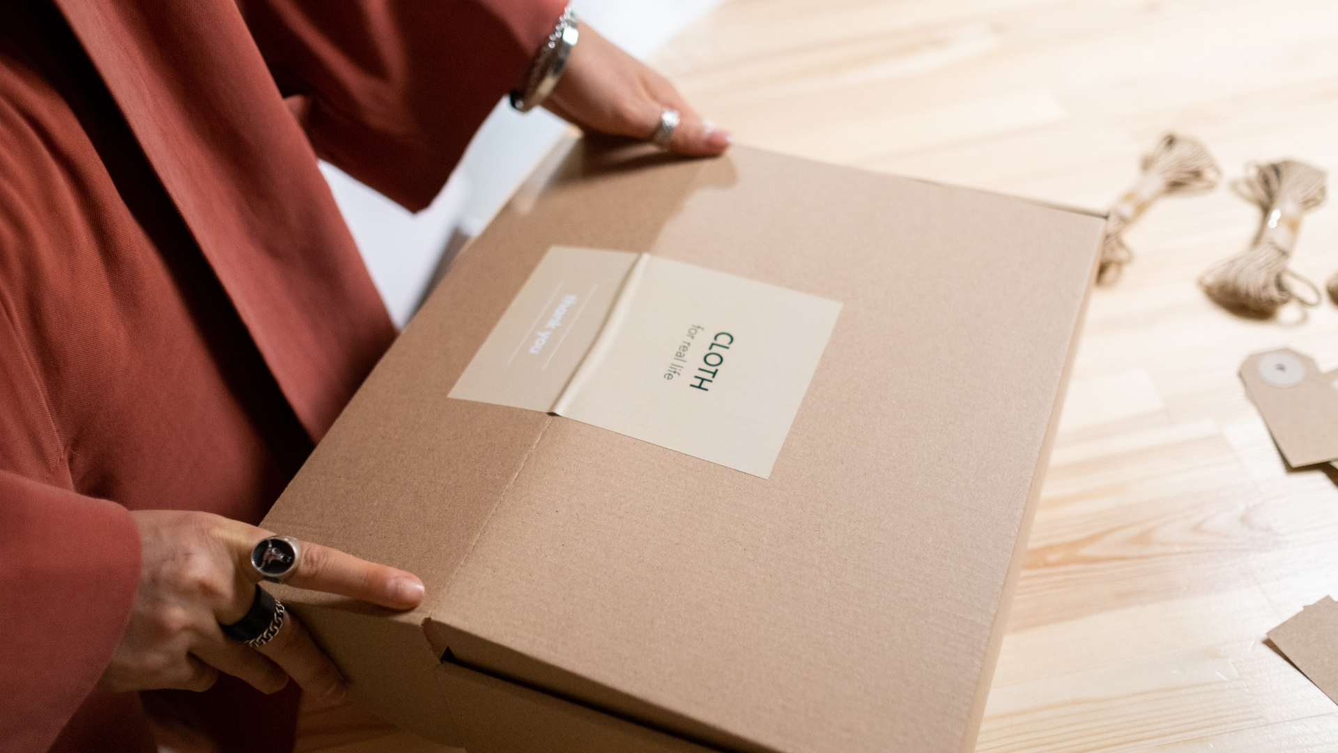 A brown box with the word cloth on it.