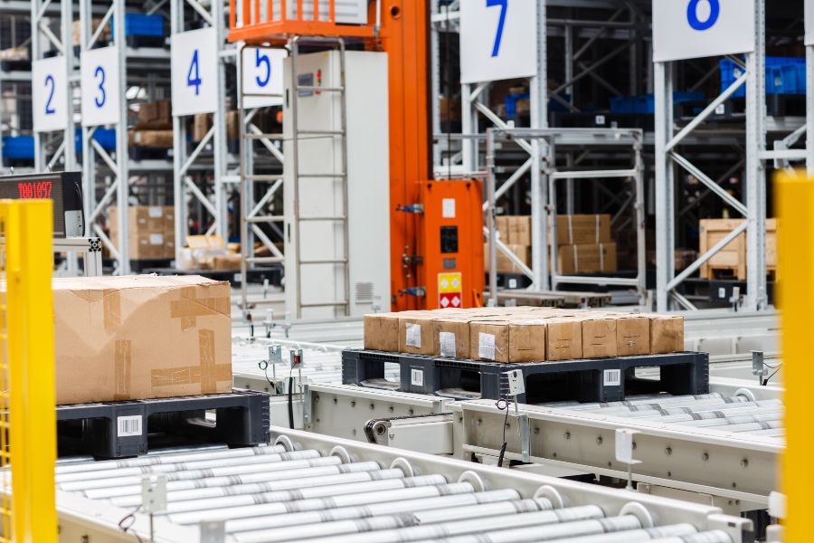 Automated distribution centre sorting palletised parcels for eCommerce Fulfilment vs Combined Fulfilment.