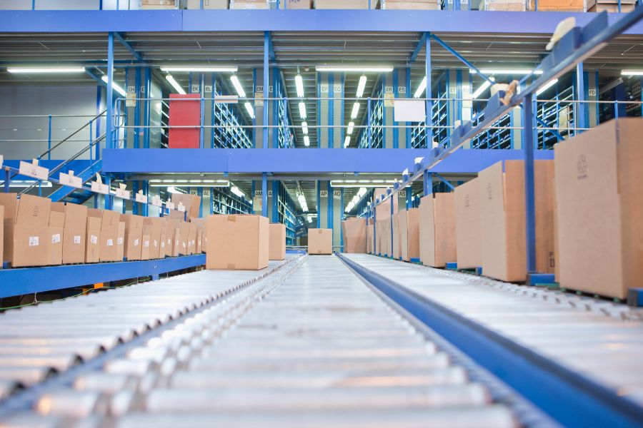 Warehouse conveyor system processing boxes for eCommerce Fulfilment vs Combined Fulfilment operations.