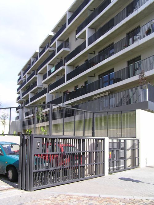 posuvná brána po kolejnici