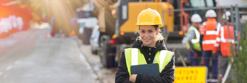 Frau mit Helm und Weste.