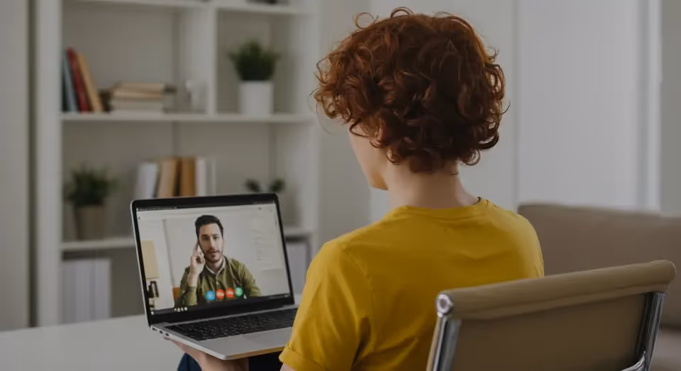 Pessoa em videochamada usando notebook