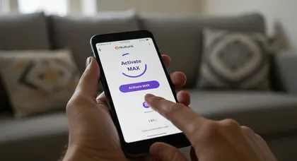Pessoa usando app do Nubank para ativar serviço digital Max no celular