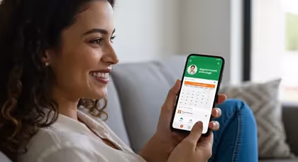 Mulher agendando consulta médica no smartphone
