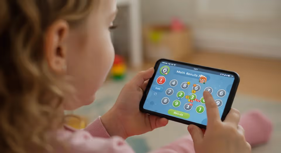 Menina jogando jogo educativo de matemática no celular