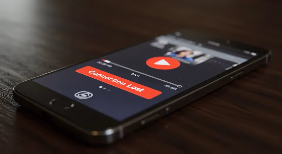 Smartphone exibindo aviso de conexão perdida