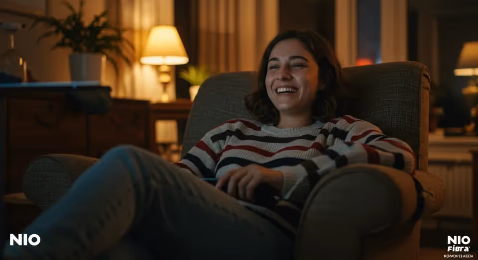 Usuária navega em catálogo de streaming em tablet digital