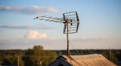 Sinal digital captado por antena em área rural.