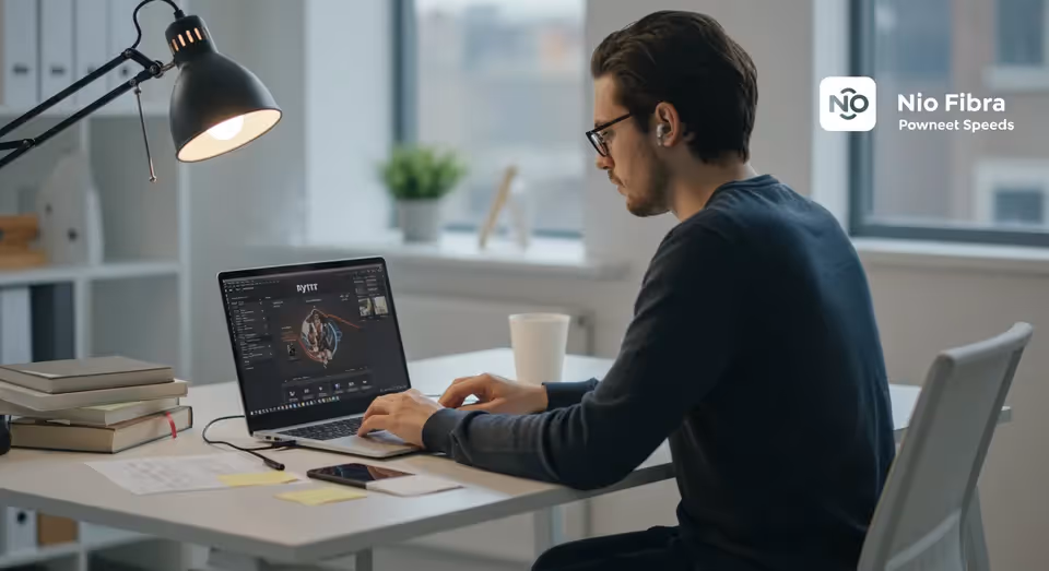 Homem em escritório criando design 3D no notebook