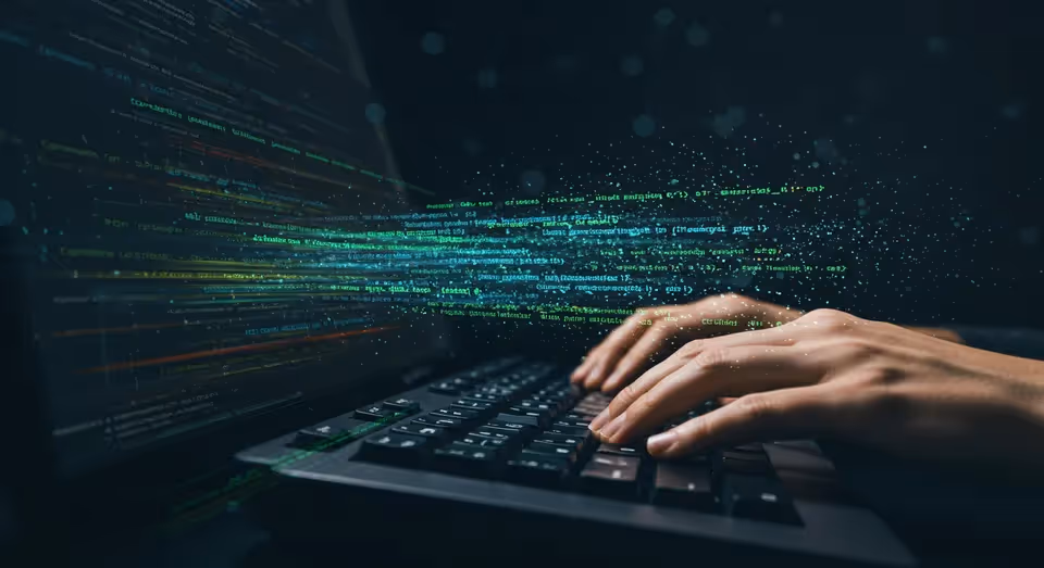 Código em movimento digital emerge da tela enquanto mãos digitam.