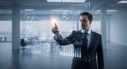 Executivo toca painel transparente com gráficos e mapas