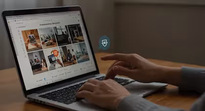 Pessoa usando laptop com modelos de apresentação digitais na tela