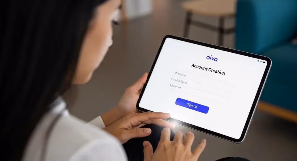 Mulher criando conta no aplicativo Aiva em tablet moderno já
