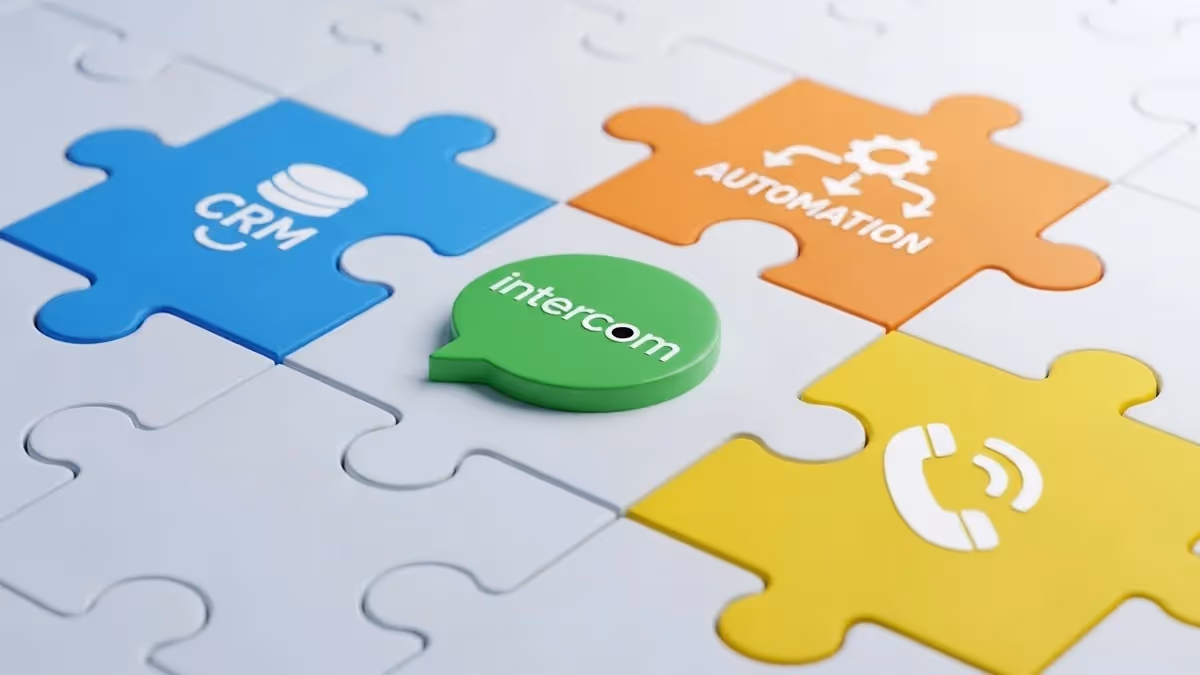 Peças de quebra-cabeça com ícones de CRM, Automação, Telefone e um balão de fala "intercom" no centro.