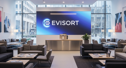 Recepção moderna com painel digital da Evisort.