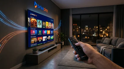 Smart TV com interface BrisaPlay e controle remoto.