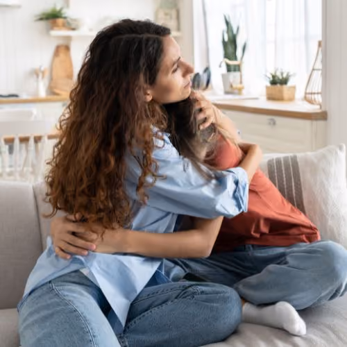 mom hugging child supporting divorce
