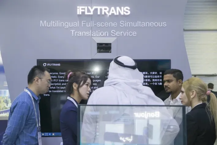 本文详细阐述了科大讯飞实现品牌全球化的出海进阶之路。首先，文章指出，随着国内市场竞争的加剧和消费市场的多样化，中国品牌纷纷选择出海寻找新的增长点。科大讯飞作为国内出海AI赛道内的代表性品牌，其出海之路经历了品牌技术展示初期、探索与试水阶段以及精细化运营阶段。