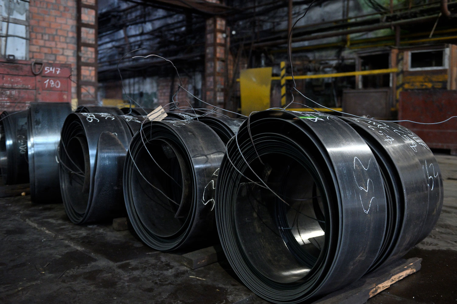 Лента нержавеющая холоднокатаная 0.8х400 марки 08Х18Н10Т в рулонах на складе производителя.