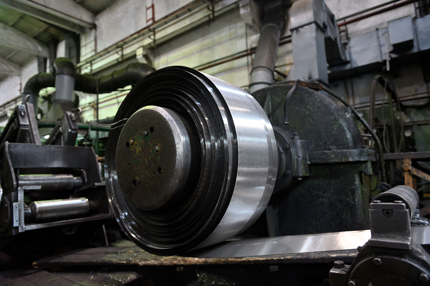 Прецизионная лента из сплавов 36НХТЮ и 40КХНМ с высокими упругими свойствами в рулонах.