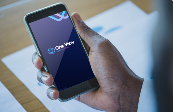 Femmes qui présentent un tableau de bord avec des indicateurs de performances