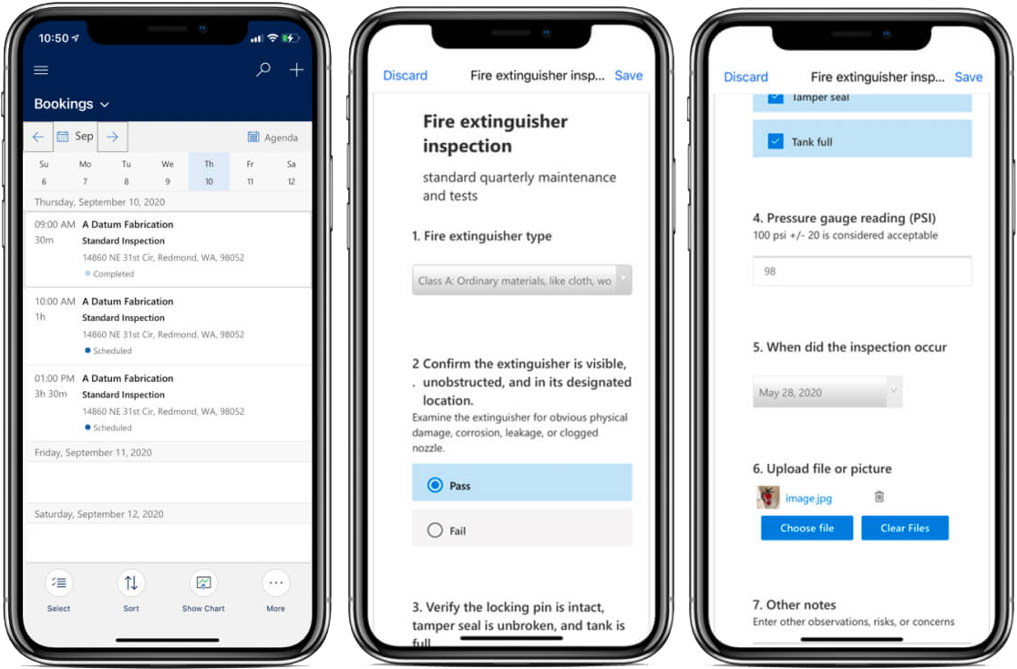 Technicienne qui relève des données en extérieur depuis son ordinateur