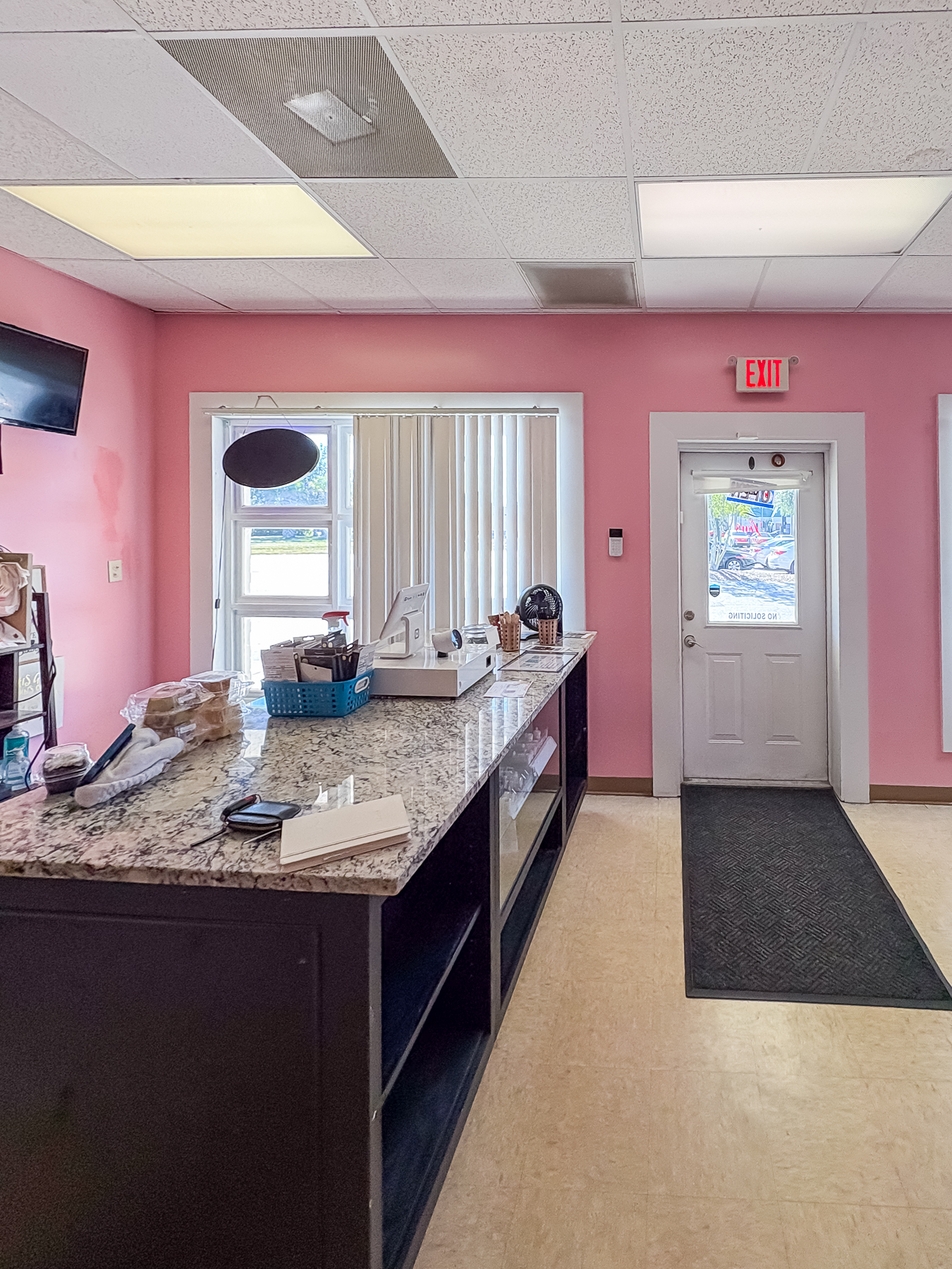 Displayed image from the thumbnail slider