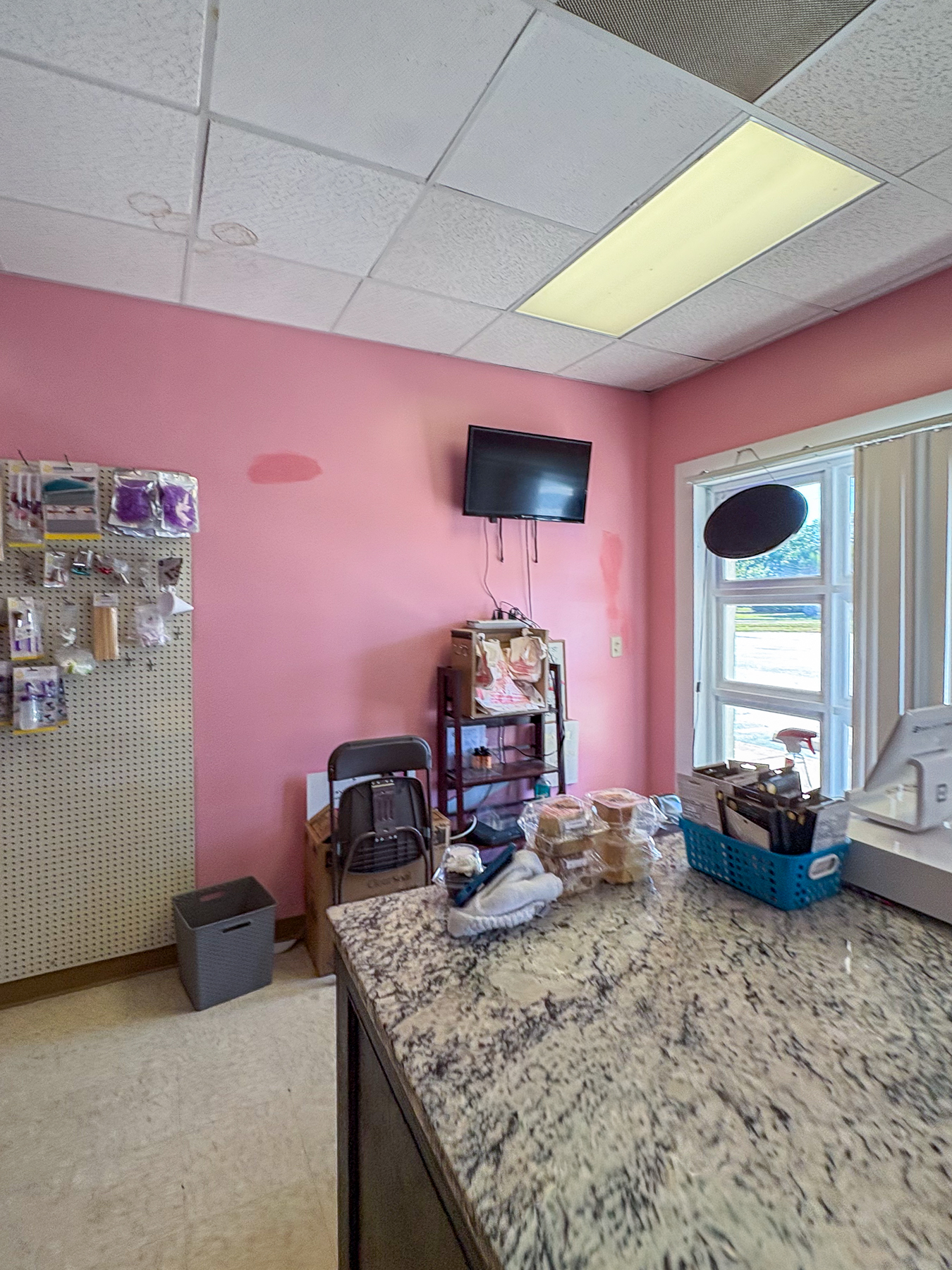 Displayed image from the thumbnail slider