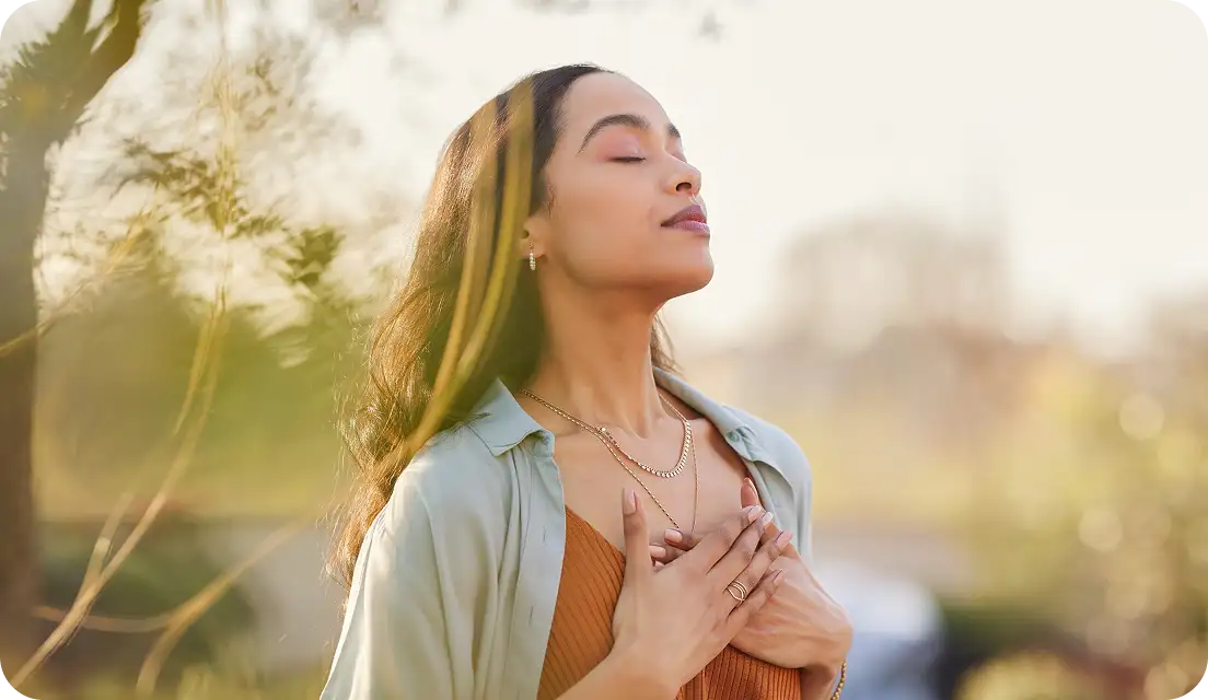 Mobile screen showing a voice chat interface with three participants' photos in circular frames, the center one highlighted.