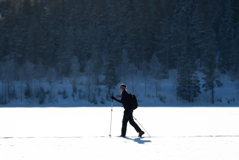 Skiing on lake Navar