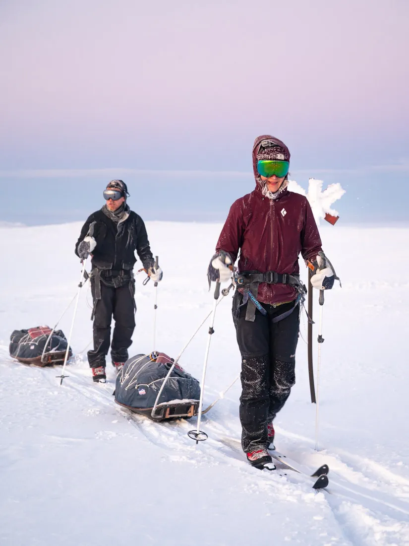 Tourenskifahren mit Schlitten im hohen Schnee auf dem Fulufjället Plateau.
