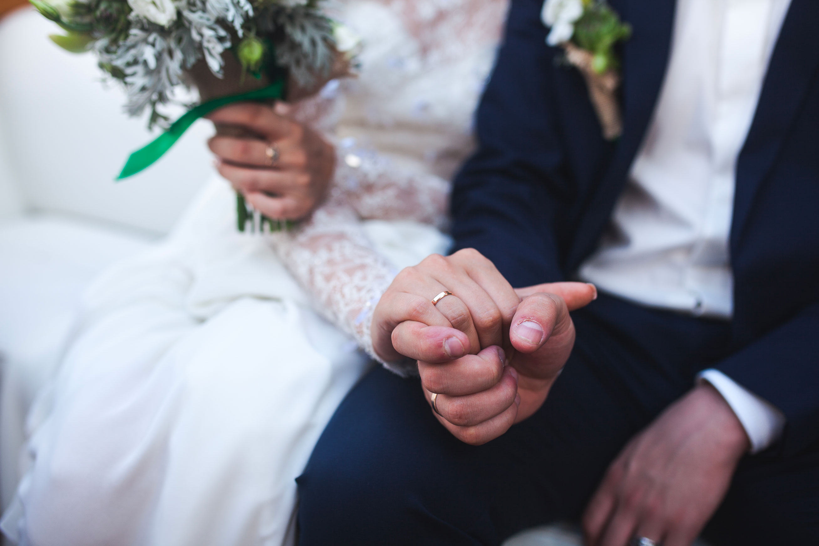 deux personnes qui se marie après être passé dans une agence matrimoniale