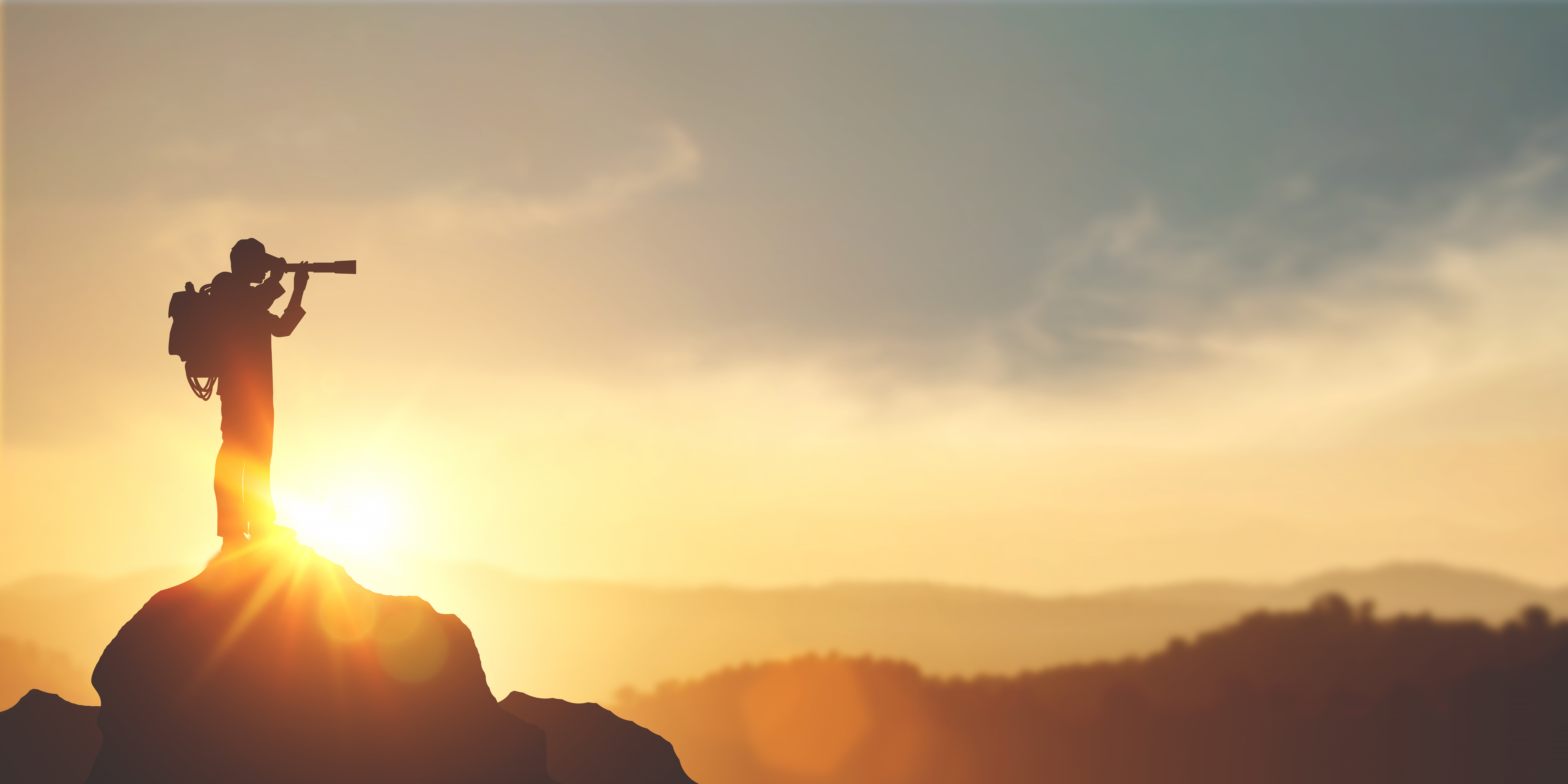 Homme debout au sommet d’une montagne, observant l’horizon avec recul, illustrant la prise de hauteur pour repenser sa vie amoureuse et élargir ses perspectives.