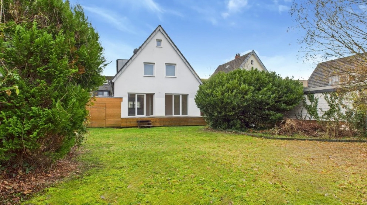 Mit virtuellem Rundgang: Freistehendes Einfamilienhaus mit gewachsenem Gartenparadies