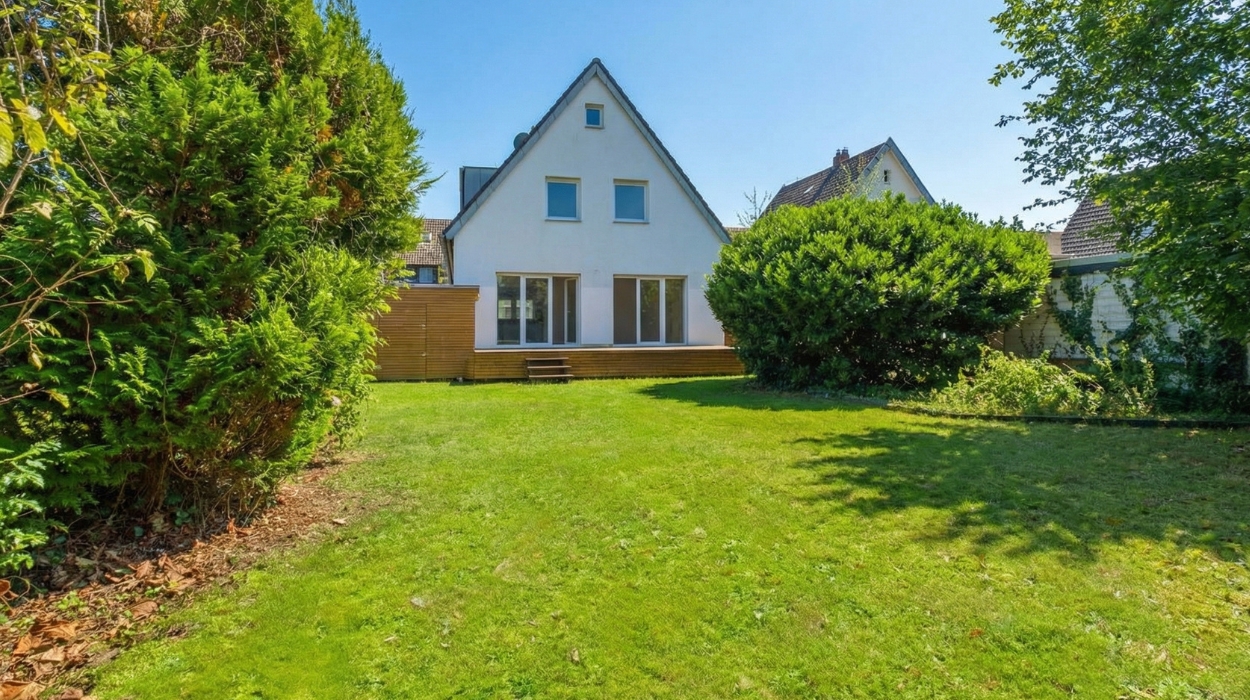 Mit virtuellem Rundgang: Freistehendes Einfamilienhaus mit gewachsenem Gartenparadies