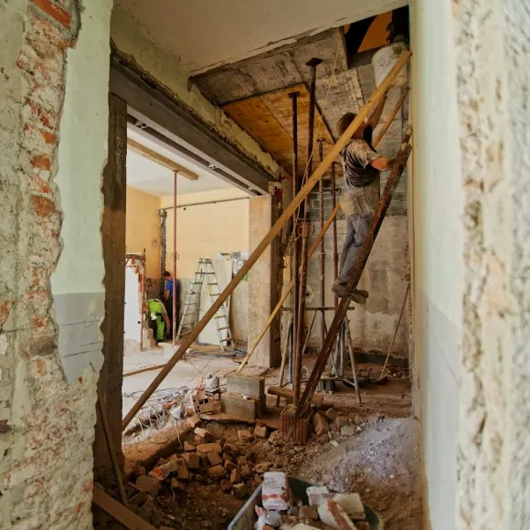 chantier de rénovation, mur à nu, gravats, murs dénudés