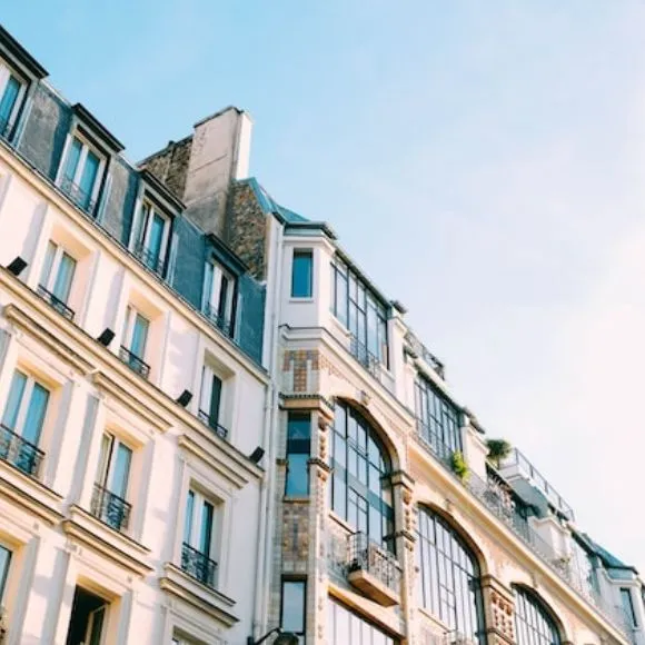Batiment style Hausmanien avec ciel bleu