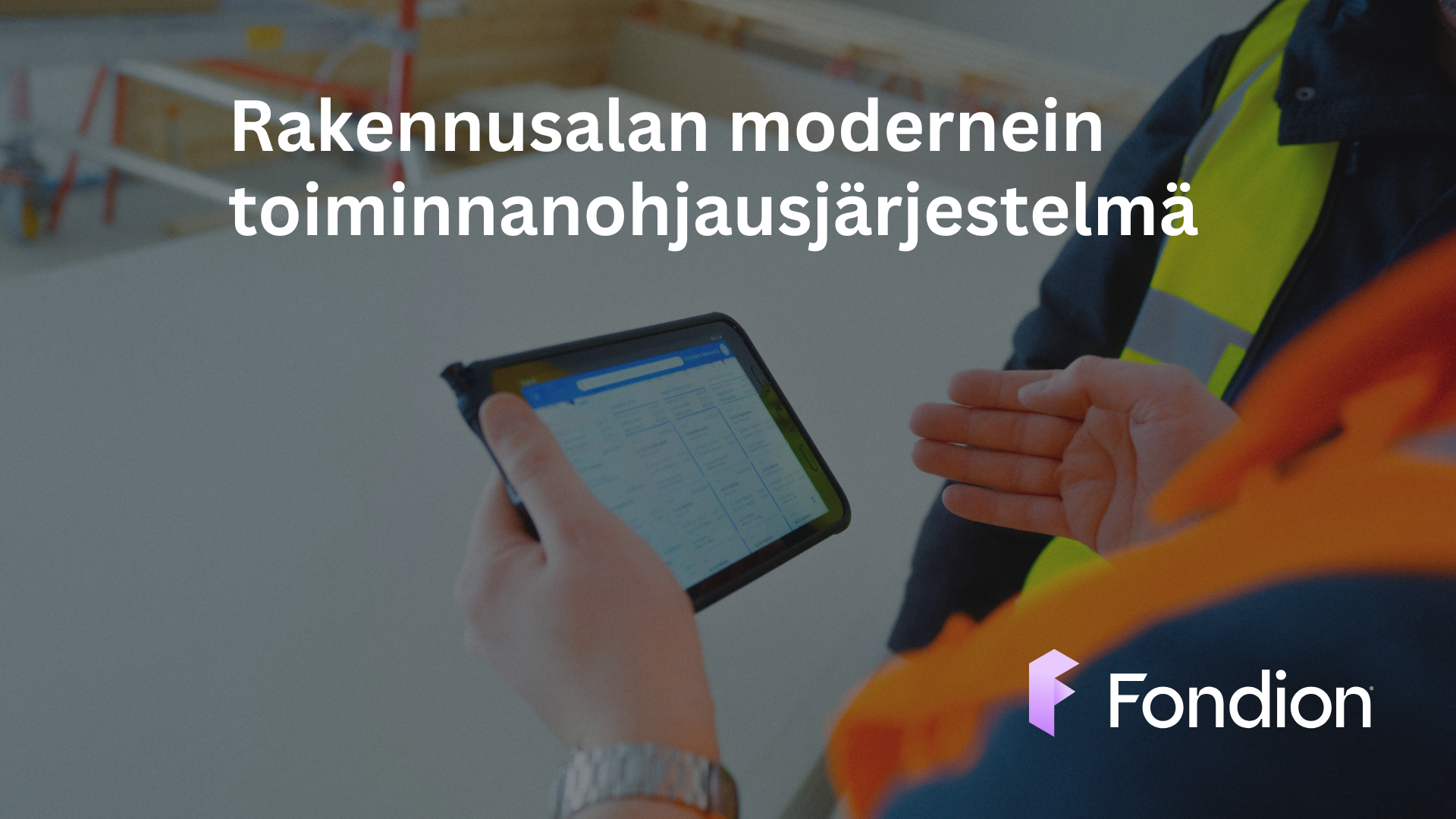 Kuvassa henkilö esittää tabletista Fondionin modernia toiminnanohjausjärjestelmää.