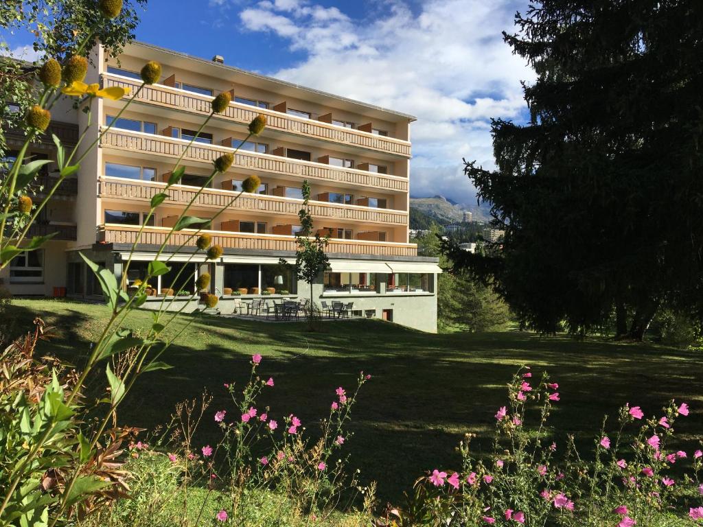 Maya exchanges on Hotel Belmont in Crans-Montana